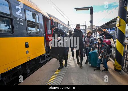 Praga, Repubblica Ceca. 03rd Mar 2022. Il treno umanitario della società RegioJet con rifugiati di guerra dall'Ucraina è arrivato alla stazione ferroviaria principale di Praga, Repubblica Ceca, il 3 marzo 2022. Credit: Vit Simanek/CTK Photo/Alamy Live News Foto Stock