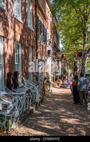 Scena di strada con decorazioni di Halloween, Città Vecchia, Alessandria, Virginia, Stati Uniti. Foto Stock