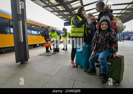 Praga, Repubblica Ceca. 03rd Mar 2022. Il treno umanitario della società RegioJet con rifugiati di guerra dall'Ucraina è arrivato alla stazione ferroviaria principale di Praga, Repubblica Ceca, il 3 marzo 2022. Credit: Vit Simanek/CTK Photo/Alamy Live News Foto Stock