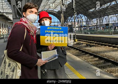 Praga, Repubblica Ceca. 03rd Mar 2022. Il treno umanitario della società RegioJet con rifugiati di guerra dall'Ucraina è arrivato alla stazione ferroviaria principale di Praga, Repubblica Ceca, il 3 marzo 2022. I volontari dell'iniziativa Hlavak sono in attesa dell'arrivo del treno. Credit: Vit Simanek/CTK Photo/Alamy Live News Foto Stock