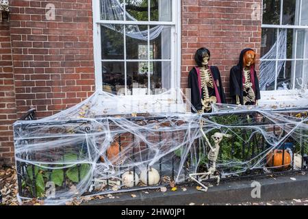 Halloween decorazioni, Città Vecchia, Alessandria, Virginia, Stati Uniti. Foto Stock