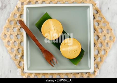 KUE Kuala Lumpur Keju o torta di fango al formaggio, torta tradizionale indonesiana a base di patate, grana dolce e morbida. Vista dall'alto Foto Stock