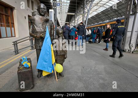 Praga, Repubblica Ceca. 03rd Mar 2022. Il treno umanitario della società RegioJet con rifugiati di guerra dall'Ucraina è arrivato alla stazione ferroviaria principale di Praga, Repubblica Ceca, il 3 marzo 2022. Nella foto si vede la statua di Sir Nicholas Winton sulla stazione, che ha salvato 669 Cecoslovak, principalmente bambini ebrei da essere trasportati nei campi di concentramento prima del WW2, decorato con la bandiera nazionale Ucraina. Credit: Vit Simanek/CTK Photo/Alamy Live News Foto Stock