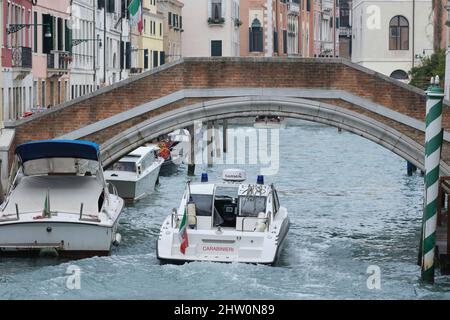 Motoscafo Carabinieri che scorre lungo il canale di venezia Foto Stock