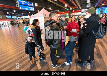 Praga, Repubblica Ceca. 03rd Mar 2022. Il treno umanitario della società RegioJet con rifugiati di guerra dall'Ucraina è arrivato alla stazione ferroviaria principale di Praga, Repubblica Ceca, il 3 marzo 2022. Credit: Vit Simanek/CTK Photo/Alamy Live News Foto Stock