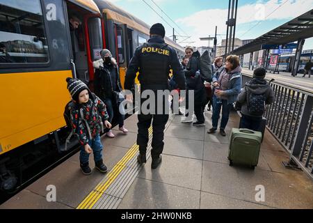 Praga, Repubblica Ceca. 03rd Mar 2022. Il treno umanitario della società RegioJet con rifugiati di guerra dall'Ucraina è arrivato alla stazione ferroviaria principale di Praga, Repubblica Ceca, il 3 marzo 2022. Credit: Vit Simanek/CTK Photo/Alamy Live News Foto Stock