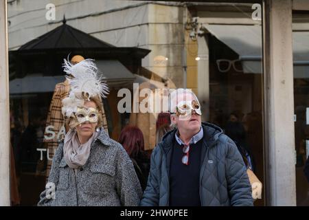 Turisti anziani che indossano maschere di carnevale a Venezia Foto Stock