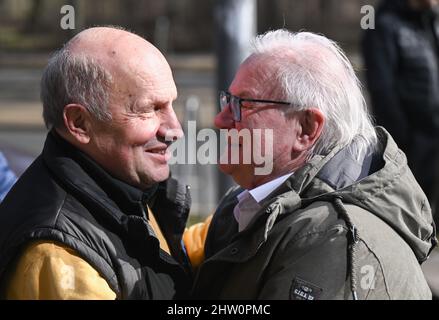 Dresda, Germania. 03rd Mar 2022. Wolf-Rüdiger Ziegenbalg (l), ex presidente della SG Dynamo Dresden, e Peter Ducke, ex calciatore, si salutano di fronte allo Stadio Rudolf Harbig prima dell'inizio del servizio pubblico commemorativo in onore di Hans-Jürgen 'Mixie' Dörner. Il 100-tempo giocatore della squadra nazionale di GDR è morto la notte del 19 gennaio 2022 dopo una lunga e grave malattia poco prima del suo 71st compleanno. Credit: Robert Michael/DPA-Zentralbild/dpa/Alamy Live News Foto Stock