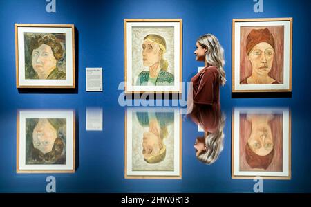 Millie Carroll si riflette in una vetrina in vetro, mentre vede opere dell'artista Ray Strachey, durante una fotocall per Beyond Bloomsbury: Life, Love & Legacy mostra alla York Art Gallery. La nuova grande mostra, in collaborazione con la National Portrait Gallery e i Sheffield Museums, esplora la vita e il lavoro di uno straordinario gruppo di scrittori, artisti e pensatori, noto come Bloomsbury Group. Data foto: Giovedì 3 marzo 2022. Foto Stock