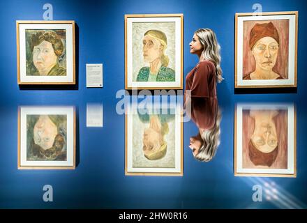 Millie Carroll si riflette in una vetrina in vetro, mentre vede opere dell'artista Ray Strachey, durante una fotocall per Beyond Bloomsbury: Life, Love & Legacy mostra alla York Art Gallery. La nuova grande mostra, in collaborazione con la National Portrait Gallery e i Sheffield Museums, esplora la vita e il lavoro di uno straordinario gruppo di scrittori, artisti e pensatori, noto come Bloomsbury Group. Data foto: Giovedì 3 marzo 2022. Foto Stock