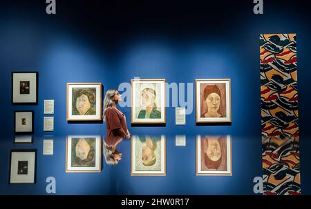 Millie Carroll si riflette in una vetrina in vetro, mentre vede opere dell'artista Ray Strachey, durante una fotocall per Beyond Bloomsbury: Life, Love & Legacy mostra alla York Art Gallery. La nuova grande mostra, in collaborazione con la National Portrait Gallery e i Sheffield Museums, esplora la vita e il lavoro di uno straordinario gruppo di scrittori, artisti e pensatori, noto come Bloomsbury Group. Data foto: Giovedì 3 marzo 2022. Foto Stock