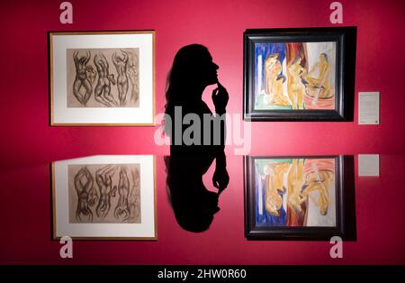 Millie Carroll si riflette in una vetrina di vetro, mentre vede Figure Studies 1919 dell'artista Mark Gertler (a sinistra) e The Bath 1922 dell'artista David Bomberg (a destra), durante una fotocall per Beyond Bloomsbury: Life, Love & Legacy mostra alla York Art Gallery. La nuova grande mostra, in collaborazione con la National Portrait Gallery e i Sheffield Museums, esplora la vita e il lavoro di uno straordinario gruppo di scrittori, artisti e pensatori, noto come Bloomsbury Group. Data foto: Giovedì 3 marzo 2022. Foto Stock