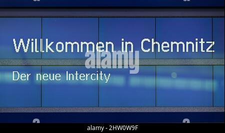 Chemnitz, Germania. 03rd Mar 2022. "Welcome to Chemnitz" è scritto su un pannello di esposizione nella stazione ferroviaria principale di Chemnitz. Dopo 16 anni, la terza città più grande della Sassonia sta nuovamente ricevendo un collegamento ferroviario a lunga distanza. DB sta estendendo il servizio Intercity tra Warnemünde e Dresda a Chemnitz. A partire da giugno 12, i clienti ferroviari potranno viaggiare due volte al giorno lungo il tragitto per Berlino. Senza cambiare treno, i passeggeri possono ora raggiungere l'aeroporto di BER in due ore e mezza, ad esempio. Credit: Hendrik Schmidt/dpa-Zentralbild/dpa/Alamy Live News Foto Stock