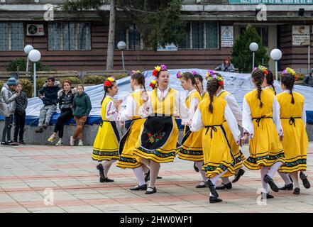 Elhovo Bulgaria 3rd marzo 2022: Tutte le età del bulgaro si riuniscono per la Giornata di Liberazione bulgara il 3 marzo di ogni anno. Il Trattato di San Stefano riconobbe la Bulgaria come stato indipendente nel 1878. Gli alunni dei giardini di kinder cantano le canzoni della nazione, le ragazze bulgare indossano la danza tradizionale, i bambini agitavano la bandiera nazionale con orgoglio. La giornata nazionale della Bulgaria e onora i volontari bulgari che, durante la guerra russo-turca del 1877-1878 con l'aiuto delle forze russe e rumene, liberarono la Bulgaria da quasi 500 anni di dominio ottomano. Clifford Norton Alamy Foto Stock