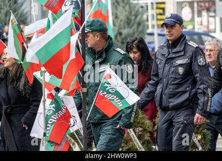 Elhovo Bulgaria 3rd marzo 2022: Tutte le età del bulgaro si riuniscono per la Giornata di Liberazione bulgara il 3 marzo di ogni anno. Il Trattato di San Stefano riconobbe la Bulgaria come stato indipendente nel 1878. Gli alunni dei giardini di kinder cantano le canzoni della nazione, le ragazze bulgare indossano la danza tradizionale, i bambini agitavano la bandiera nazionale con orgoglio. La giornata nazionale della Bulgaria e onora i volontari bulgari che, durante la guerra russo-turca del 1877-1878 con l'aiuto delle forze russe e rumene, liberarono la Bulgaria da quasi 500 anni di dominio ottomano. Clifford Norton Alamy Foto Stock
