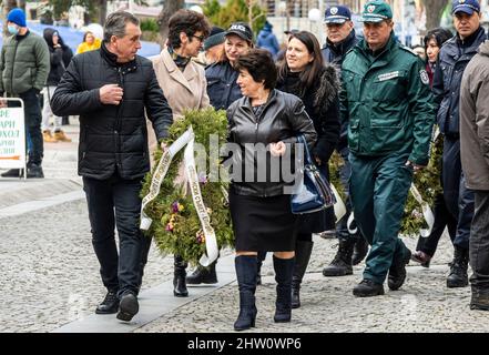 Elhovo Bulgaria 3rd marzo 2022: Tutte le età del bulgaro si riuniscono per la Giornata di Liberazione bulgara il 3 marzo di ogni anno. Il Trattato di San Stefano riconobbe la Bulgaria come stato indipendente nel 1878. Gli alunni dei giardini di kinder cantano le canzoni della nazione, le ragazze bulgare indossano la danza tradizionale, i bambini agitavano la bandiera nazionale con orgoglio. La giornata nazionale della Bulgaria e onora i volontari bulgari che, durante la guerra russo-turca del 1877-1878 con l'aiuto delle forze russe e rumene, liberarono la Bulgaria da quasi 500 anni di dominio ottomano. Clifford Norton Alamy Foto Stock