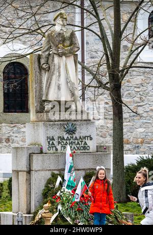 Elhovo Bulgaria 3rd marzo 2022: Tutte le età del bulgaro si riuniscono per la Giornata di Liberazione bulgara il 3 marzo di ogni anno. Il Trattato di San Stefano riconobbe la Bulgaria come stato indipendente nel 1878. Gli alunni dei giardini di kinder cantano le canzoni della nazione, le ragazze bulgare indossano la danza tradizionale, i bambini agitavano la bandiera nazionale con orgoglio. La giornata nazionale della Bulgaria e onora i volontari bulgari che, durante la guerra russo-turca del 1877-1878 con l'aiuto delle forze russe e rumene, liberarono la Bulgaria da quasi 500 anni di dominio ottomano. Clifford Norton Alamy Foto Stock