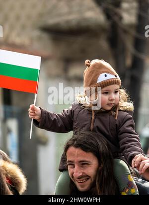Elhovo Bulgaria 3rd marzo 2022: Tutte le età del bulgaro si riuniscono per la Giornata di Liberazione bulgara il 3 marzo di ogni anno. Il Trattato di San Stefano riconobbe la Bulgaria come stato indipendente nel 1878. Gli alunni dei giardini di kinder cantano le canzoni della nazione, le ragazze bulgare indossano la danza tradizionale, i bambini agitavano la bandiera nazionale con orgoglio. La giornata nazionale della Bulgaria e onora i volontari bulgari che, durante la guerra russo-turca del 1877-1878 con l'aiuto delle forze russe e rumene, liberarono la Bulgaria da quasi 500 anni di dominio ottomano. Clifford Norton Alamy Foto Stock