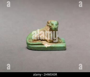 Arte ispirata da Reclining cane, periodo tolemaico, 664–30 a.C., dall'Egitto, pale green faience, L. 2,2 x W. 1,3 x H. 1,5 cm (7/8 x 1/2 x 9/16 in.), i cani sono rari nelle illustrazioni egiziane del primo millennio. Dal periodo romano e forse già nel periodo tolemaico un grande spitz-like, opere classiche modernizzate da Artotop con un tuffo di modernità. Forme, colore e valore, impatto visivo accattivante sulle emozioni artistiche attraverso la libertà delle opere d'arte in modo contemporaneo. Un messaggio senza tempo che persegue una nuova direzione selvaggiamente creativa. Artisti che si rivolgono al supporto digitale e creano l'NFT Artotop Foto Stock