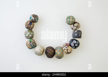 Arte ispirata da String of 12 Eye Beads, periodo tardo-tolemaico, 6th–3rd secolo AC, dall'Egitto, vetro, L. 22,2 cm (8 3/4 in.), perle di vetro Mosaico erano state a lungo popolari in Egitto. Il periodo di grandi imperi intercontinentali, a partire dal 500 a.C. circa, iniziò un periodo di opere classiche diffuse modernizzate da Artotop con un tuffo di modernità. Forme, colore e valore, impatto visivo accattivante sulle emozioni artistiche attraverso la libertà delle opere d'arte in modo contemporaneo. Un messaggio senza tempo che persegue una nuova direzione selvaggiamente creativa. Artisti che si rivolgono al supporto digitale e creano l'NFT Artotop Foto Stock