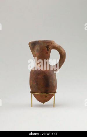 Arte ispirata a Jug, New Kingdom, Dynasty 18, ca. 1500–1400 a.C., dall'Egitto, dall'Egitto superiore, da Tebe, da Asasif, Tomba CC 37, Camera B, sepoltura 78, scavi di Carnarvon/carter, 1907–11, Ceramica, rosso, H. 9,8 cm (3 7/8 poll.); diam. 4,4 cm (1 3/4 pollici), opere classiche modernizzate da Artotop con un tuffo di modernità. Forme, colore e valore, impatto visivo accattivante sulle emozioni artistiche attraverso la libertà delle opere d'arte in modo contemporaneo. Un messaggio senza tempo che persegue una nuova direzione selvaggiamente creativa. Artisti che si rivolgono al supporto digitale e creano l'NFT Artotop Foto Stock