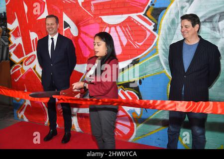 Fred Dixon, James Sanna e Anne del Castillo partecipano alla festa di apertura di RiseNY il 02 marzo 2022 a New York. Foto Stock
