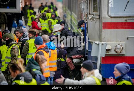 Przemysl, Polonia. 03rd Mar 2022. Una donna è sollevata dal treno da Kiev alla stazione di Przemysl. Molte persone arrivano qui ogni giorno, fuggendo dalla guerra in Ucraina. Credit: Kay Nietfeld/dpa/Alamy Live News Foto Stock