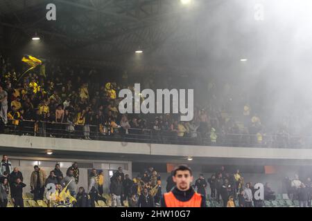 Limassol, Cipro Cipro. 02nd Mar 2022. I fan di AEL festeggiano l'obiettivo della loro squadra, Limassol, Cipro, il 2 marzo 2022. AEL ha vinto 2-0 contro Apollon per i playoff della Cyprus Cup e si è qualificata per le finali del quarto. (Foto di Kostas Pikoulas/Sipa USA) Credit: Sipa USA/Alamy Live News Foto Stock