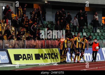 Limassol, Cipro Cipro. 02nd Mar 2022. I giocatori di AEL festeggiano con i fan il gol che Bruno Santos ha segnato, Limassol, Cipro, il 2 marzo 2022. AEL ha vinto 2-0 contro Apollon per i playoff della Cyprus Cup e si è qualificata per le finali del quarto. (Foto di Kostas Pikoulas/Sipa USA) Credit: Sipa USA/Alamy Live News Foto Stock