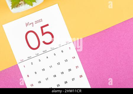 Il calendario di maggio 2022 su sfondo multicolore. Foto Stock