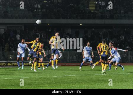 Limassol, Cipro Cipro. 02nd Mar 2022. Molti giocatori sono visti nella casella di AEL, Limassol, Cipro, il 2 marzo 2022. AEL ha vinto 2-0 contro Apollon per i playoff della Cyprus Cup e si è qualificata per le finali del quarto. (Foto di Kostas Pikoulas/Sipa USA) Credit: Sipa USA/Alamy Live News Foto Stock