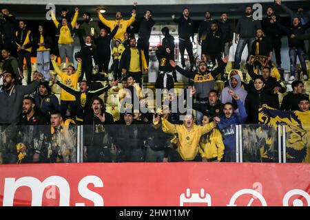 Limassol, Cipro Cipro. 02nd Mar 2022. I fan di AEL festeggiano dopo la fine della partita, Limassol, Cipro, il 2 marzo 2022. AEL ha vinto 2-0 contro Apollon per i playoff della Cyprus Cup e si è qualificata per le finali del quarto. (Foto di Kostas Pikoulas/Sipa USA) Credit: Sipa USA/Alamy Live News Foto Stock