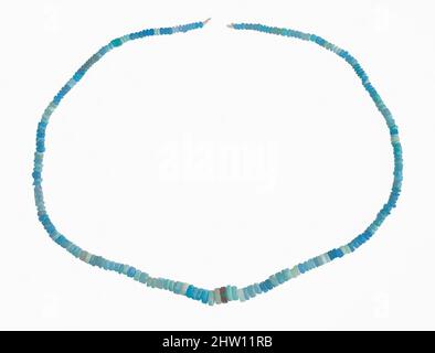 Arte ispirata da String of Small Disk Beads, New Kingdom, Dynasty 18, ca. 1390–1353 a.C., dall'Egitto, dall'Egitto superiore, da Tebe, da Malqata, Palazzo di Amenhotep III, S. riviste a W. (1910-11), 1910–12, Faience, L. 38 cm (14 15/16 in), Diam. 0,8 cm (5/16 pollici), opere classiche modernizzate da Artotop con un tuffo di modernità. Forme, colore e valore, impatto visivo accattivante sulle emozioni artistiche attraverso la libertà delle opere d'arte in modo contemporaneo. Un messaggio senza tempo che persegue una nuova direzione selvaggiamente creativa. Artisti che si rivolgono al supporto digitale e creano l'NFT Artotop Foto Stock