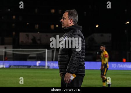 Limassol, Cipro Cipro. 02nd Mar 2022. Il coach Apollon Alexander Zorniger guarda il gioco, Limassol, Cipro, il 2 marzo 2022. AEL ha vinto 2-0 contro Apollon per i playoff della Cyprus Cup e si è qualificata per le finali del quarto. (Foto di Kostas Pikoulas/Sipa USA) Credit: Sipa USA/Alamy Live News Foto Stock