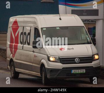 Bantry, West Cork, Irlanda giovedì 3 marzo 2022; il costo del carburante è aumentato bruscamente a causa della guerra in corso tra Russia e Ucraina e l'invasione da parte della Russia. Un barile di olio ha ora raggiunto $100 un barile che ha un effetto a catena sugli automobilisti. Oggi, presso la stazione di servizio Maxol di Bantry, il prezzo della benzina è di 181,9per litri e del diesel di 171,9 litri. I trasportatori e i corrieri, come la DPD, devono affrontare aumenti elevati dei costi del carburante per gestire le loro flotte. Credit ed/Alamy Live News Foto Stock