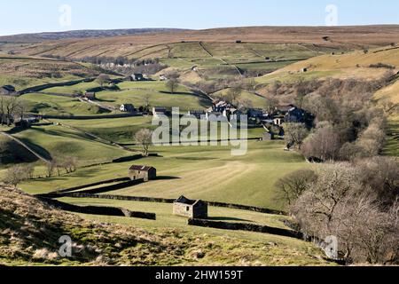 Il villaggio di Keld in Upper Swaledale, Yorkshire Dales National Park, Regno Unito. Il villaggio è circondato da molti fienili tradizionali Foto Stock