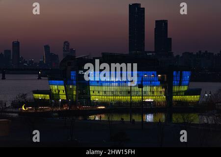 Seul, Corea del Sud. 03rd Mar 2022. Sebitseom è illuminato in blu e giallo, colori della bandiera Ucraina a sostegno di Ucraina.solidarietà contro l'invasione della Russia di Ucraina nella Corea del Sud. Credit: SOPA Images Limited/Alamy Live News Foto Stock