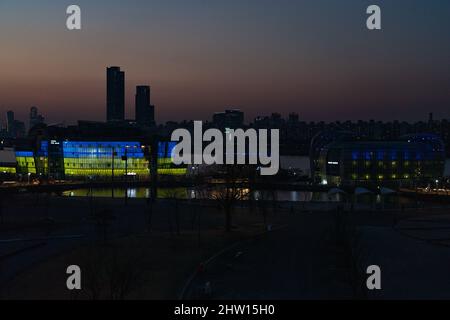 Seul, Corea del Sud. 03rd Mar 2022. Sebitseom è illuminato in blu e giallo, colori della bandiera Ucraina a sostegno di Ucraina.solidarietà contro l'invasione della Russia di Ucraina nella Corea del Sud. Credit: SOPA Images Limited/Alamy Live News Foto Stock