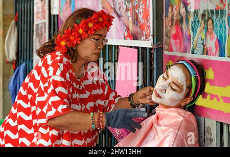 Chinatown, Bangkok – Nov, 14, 2020: Antico metodo cinese per rimuovere i capelli del viso utilizzando due fili per stringere e tirare. Foto Stock