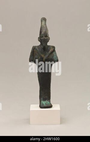 Arte ispirata dalla statuetta di Osiride, periodo tardo-tolemaico, 664–30 a.C., dall'Egitto, metallo rameoso, H. 12,7 cm (5 poll.); W. 4 cm (1 9/16 poll.); D. 2,3 cm (7/8 poll.); H.: 14,8 cm (5 13/16 poll.), Osiride, prima degli dei funerari egiziani e regnante del mondo sotterraneo, si erge in posizione verticale, opere classiche modernizzate da Artotop con un tuffo di modernità. Forme, colore e valore, impatto visivo accattivante sulle emozioni artistiche attraverso la libertà delle opere d'arte in modo contemporaneo. Un messaggio senza tempo che persegue una nuova direzione selvaggiamente creativa. Artisti che si rivolgono al supporto digitale e creano l'NFT Artotop Foto Stock