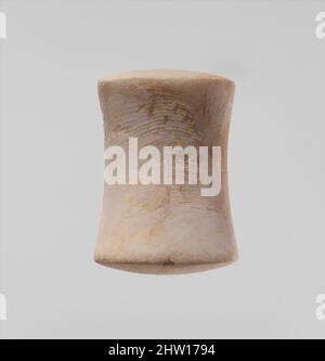 Arte ispirata a Shell pestle/lucidatrice, Early Cycladic II, ca. 2700–2400 a.C., Cicladi, guscio di Spondylus (aragonite), 1 7/16 x 1 pollici (3,7 x 2,6 cm), Miscellaneous-Shell, Pestle o lucidatrice scolpite da un pezzo di conchiglia, opere classiche modernizzate da Artotop con un tuffo di modernità. Forme, colore e valore, impatto visivo accattivante sulle emozioni artistiche attraverso la libertà delle opere d'arte in modo contemporaneo. Un messaggio senza tempo che persegue una nuova direzione selvaggiamente creativa. Artisti che si rivolgono al supporto digitale e creano l'NFT Artotop Foto Stock