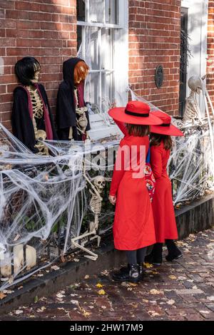 Halloween decorazioni, Città Vecchia, Alessandria, Virginia, Stati Uniti. Bambine per quanto riguarda gli scheletri. Foto Stock