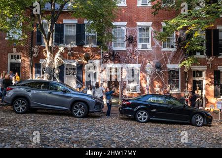 Scena di strada con decorazioni di Halloween, Città Vecchia, Alessandria, Virginia, Stati Uniti. Foto Stock