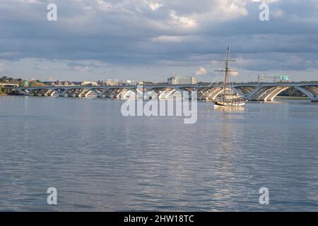 Nave alta Providence Replica vela sul fiume Potomac ad Alessandria, Virginia. Foto Stock