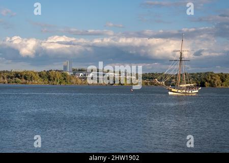 Nave alta Providence Replica vela sul fiume Potomac ad Alessandria, Virginia. MGM National Harbor Casino in background. Foto Stock