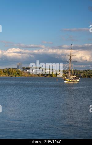 Nave alta Providence Replica vela sul fiume Potomac ad Alessandria, Virginia. MGM National Harbor Casino in background. Foto Stock