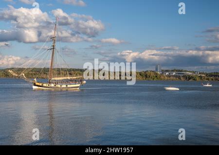 Nave alta Providence Replica vela sul fiume Potomac ad Alessandria, Virginia. MGM National Harbor Casino in background. Foto Stock