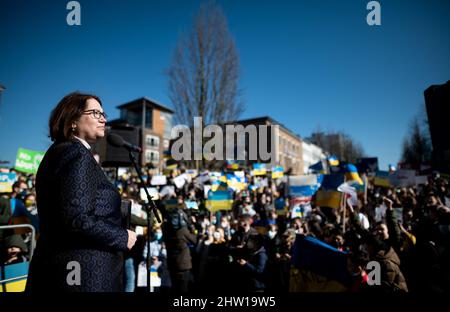 Wesel, Germania. 03rd Mar 2022. Il sindaco di Wesel, Ulrike Westkamp (SPD), parla durante la manifestazione. Giovedì l'organizzazione venerdì per il futuro si sta riversando nelle strade di tutto il mondo per esprimere solidarietà all'Ucraina e per protestare contro l'attacco della Russia al paese. Credit: Fabian Strauch/dpa/Alamy Live News Foto Stock