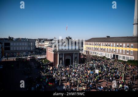 Wesel, Germania. 03rd Mar 2022. I partecipanti alla manifestazione si riuniscono a Berliner-Tor-Platz a Wesel. Giovedì l'organizzazione venerdì per il futuro si sta riversando nelle strade di tutto il mondo per esprimere solidarietà all'Ucraina e per protestare contro l'attacco della Russia al paese. Credit: Fabian Strauch/dpa/Alamy Live News Foto Stock