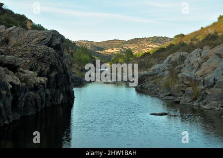 Acque calme del fiume Vascao. Il fiume Vascao funge da confine che divide le regioni dell'Algarve e dell'Alentejo in Portogallo Foto Stock